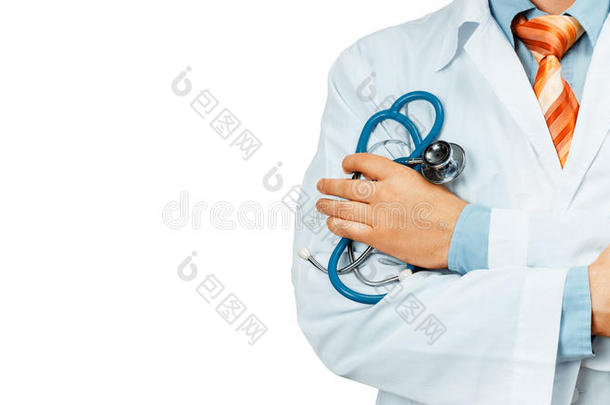 医生采用白色的上衣和一听诊器交叉他的一rms越过int.嘿