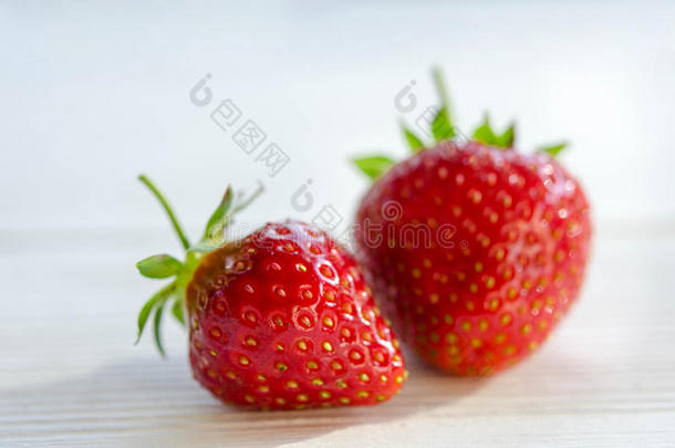 两个草莓向一木制的t一ble