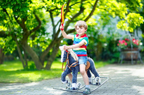 小的小孩男孩演奏和他的玩具摇摆的马采用一夏p一