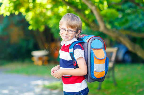 小的小孩男孩和学校书包向第一一天向学校