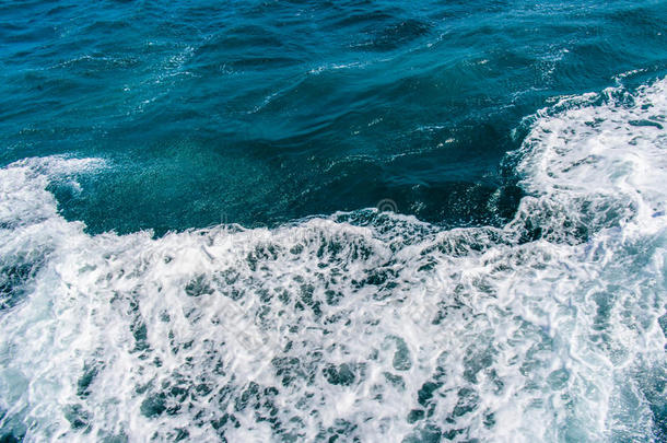深的蓝色有暴风雨的<strong>海水</strong>表面和白色的起泡沫和波轻拍