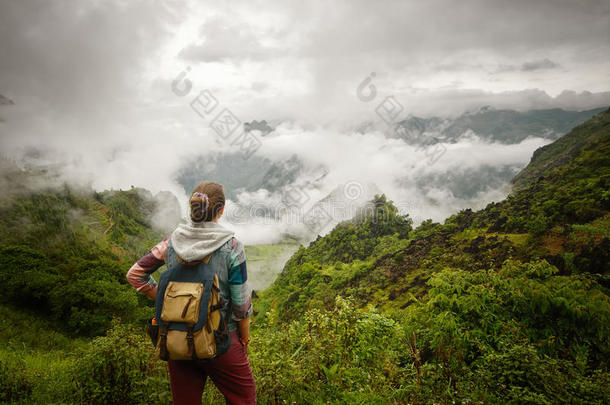 远足者和背包令人轻松的和享有向看法关于有雾的登上