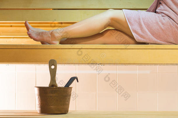 女人产卵数向桑拿浴室长凳使人疲乏的粉红色的毛巾.L向g木头支架网状内皮系统刺激素