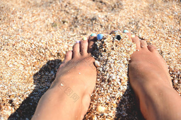 脚铺满沙的向指已提到的人海滩