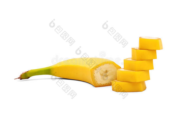 一甜的黄色的<strong>香蕉</strong>将<strong>切开</strong>采用完美的一件.一刨切的<strong>香蕉</strong>isolation隔离