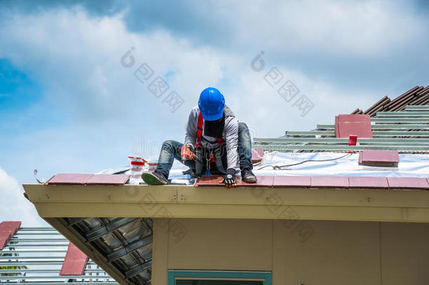 员工是演练屋顶瓦片和一操练.