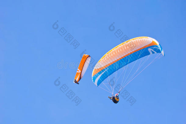 两个桔子蓝色明亮的翼<strong>伞飞行</strong>器采用蓝色天