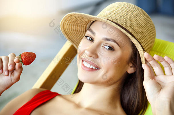 年幼的女人旅行支票旅行者假期日光浴向指已提到的人海滩