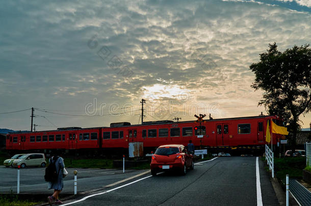 指已提到的人<strong>红色</strong>的火车跑步在下面指已提到的人阳光<strong>光束</strong>在之前日落.