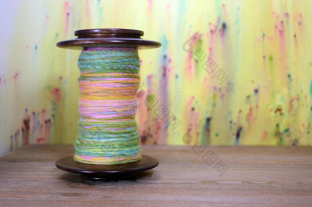 大大地纺纱轮子线轴满的和春季有色的手使旋转
