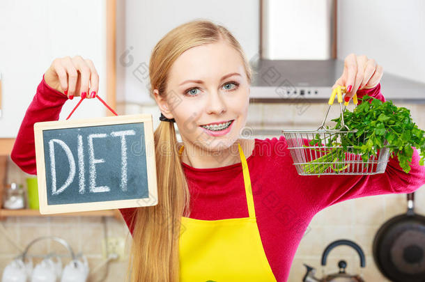 女人佃户租种的<strong>土地日</strong>常饮食符号和购物篮和