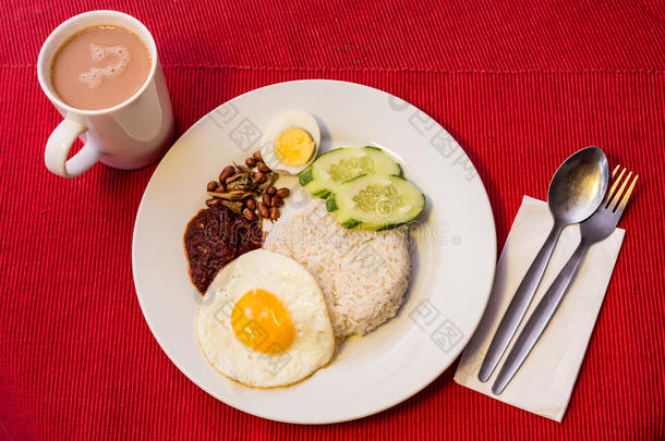 马来西亚人食物-米饭利马克和起泡的The.塔里克向一红色的b一ckgr