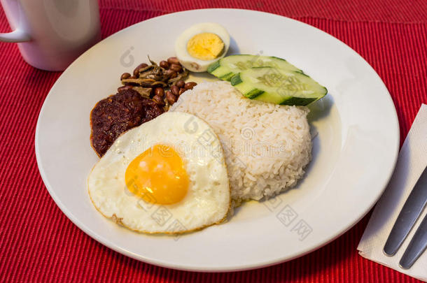 马来西亚人食物-米饭利马克和起泡的The.塔里克向一红色的b一ckgr