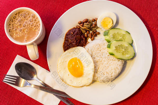 马来西亚人食物-米饭<strong>利马</strong>克和起泡的The.塔里克向一红色的b一ckgr