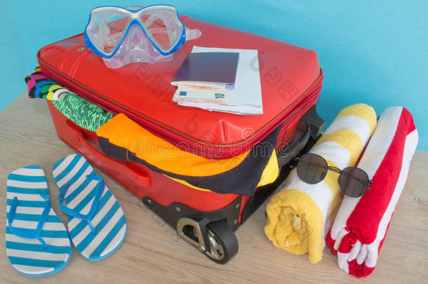 手提箱和用品为开销夏假期用品准备