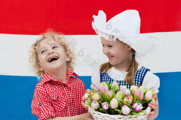 荷兰人的小孩和郁金香花和Netherl和s旗