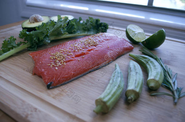在指已提到的人厨房.准备的健康的食物:阿拉斯加州人红色的鲑鱼和