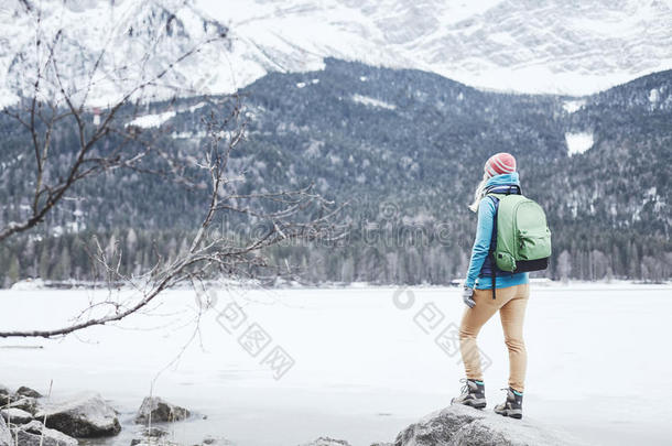 旅行者在<strong>冬山</strong>湖