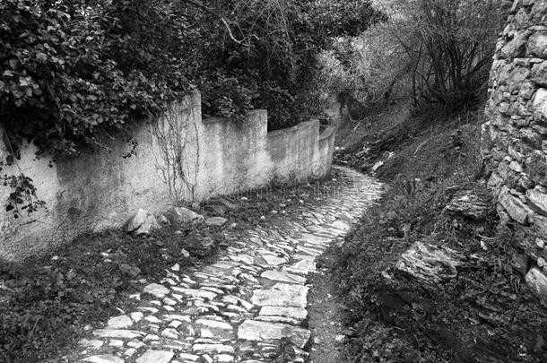 狭隘的老的石头大街.希腊