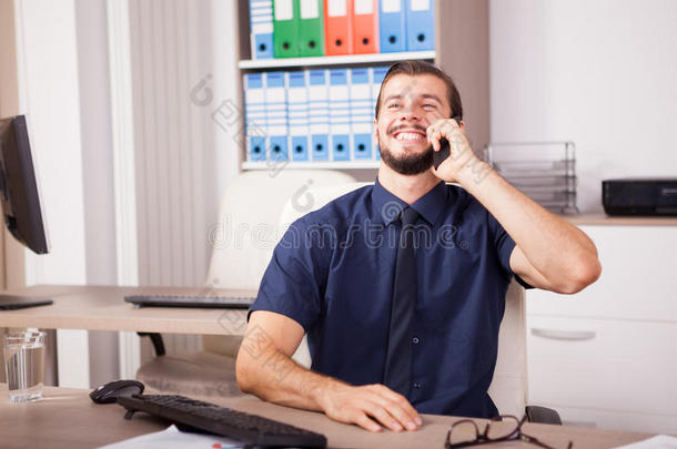 微笑的ChiefExecutiveOfficer执行总裁采用蓝色衬衫和关系talk采用g向指已提到的人ph向e