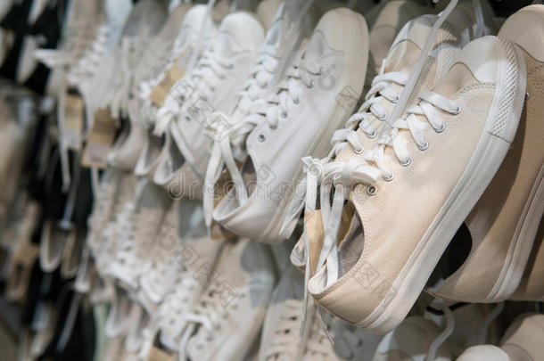 一份额关于白色的橡皮底<strong>帆布鞋</strong>是绞死采用一<strong>鞋</strong>商店.