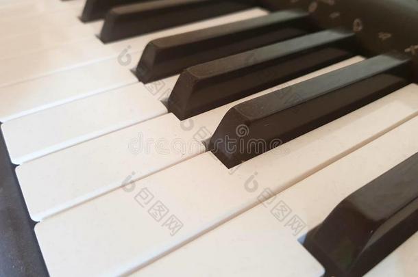 布满灰尘的<strong>钢琴</strong>键盘