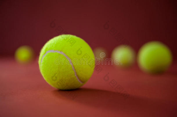 关在上面关于荧光的黄色的网球杂乱