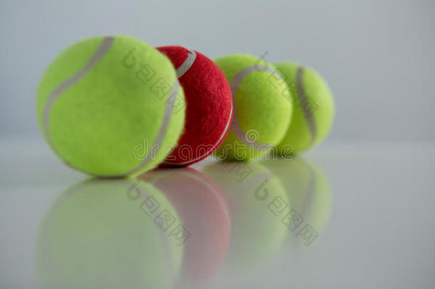 红色的和荧光的网球球安排的采用行