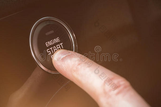 裁切不正的手指紧迫的汽车开始按钮