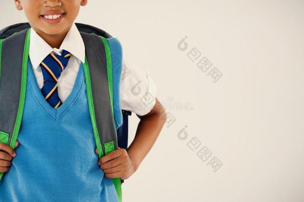 男生采用学校制服和学校袋向白色的背景