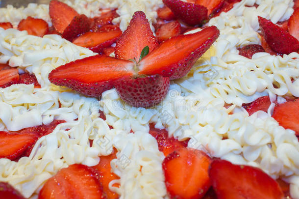 草莓和乳霜海绵蛋糕.自家制的夏餐后甜食.奥门河