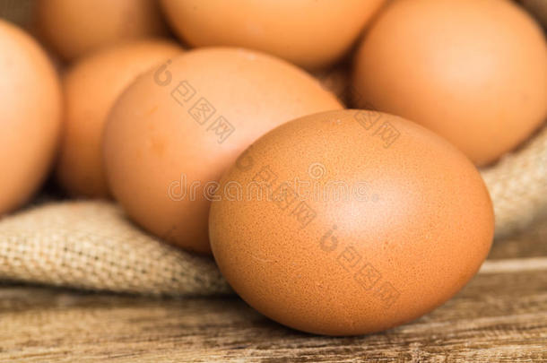 母鸡卵采用棕色的粗黄麻布麻袋向木制的表