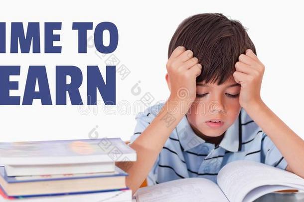 教育和时间向学习文本和挫败的男孩阅读一bowel肠