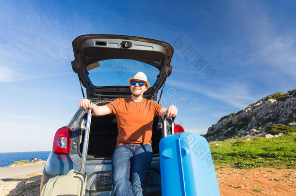 <strong>幸福</strong>的男人享有<strong>路</strong>旅游和夏假期.旅行,假日