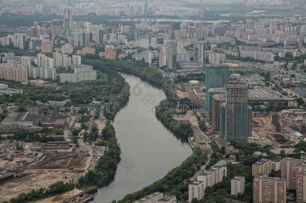 城市发展莫斯科河流动的都市的环境