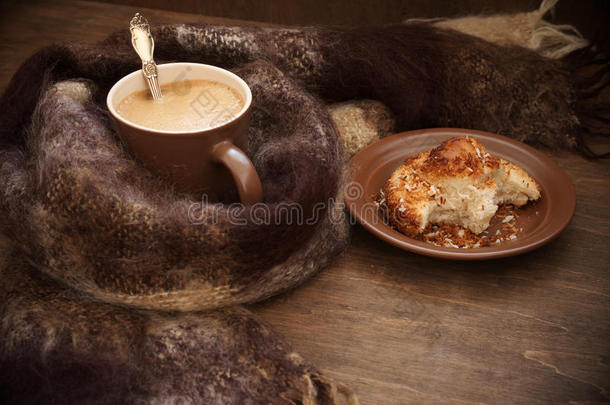 热的咖啡豆采用<strong>暖</strong>和的围巾和圆形的小面包或点<strong>心</strong>