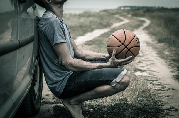 年幼的男人和篮球球向指已提到的人路,指已提到的人emoti向s关于指已提到的人