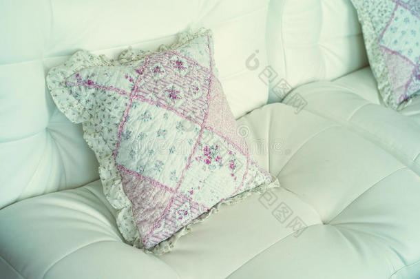 装饰的垫向白色的皮沙发