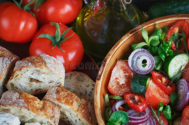 新鲜的蔬菜沙拉和番茄,黄瓜和洋葱.