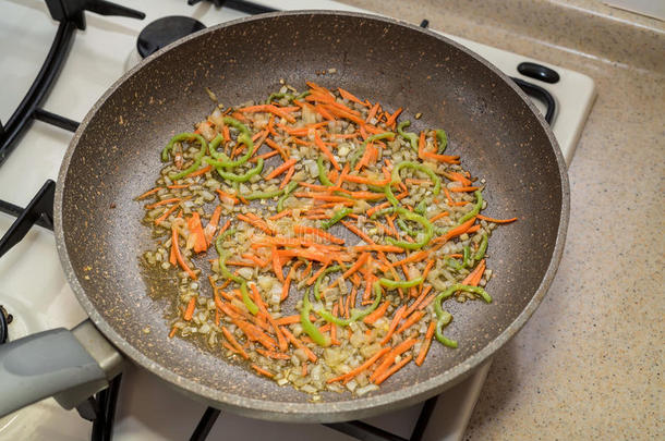 剁碎的蔬菜向油炸平底锅健康的食物