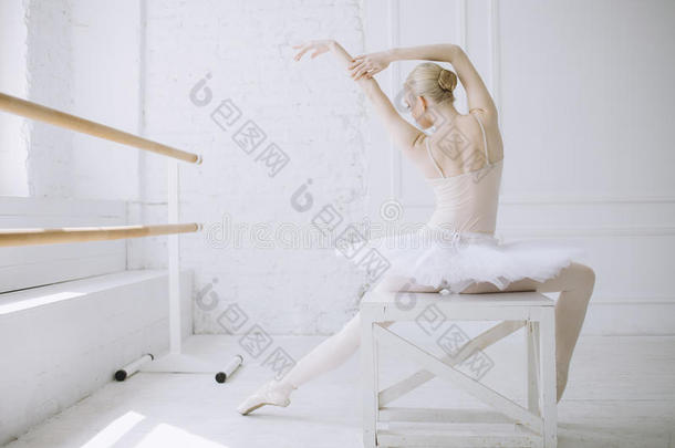 年幼的芭蕾舞女演员采用芭蕾舞班