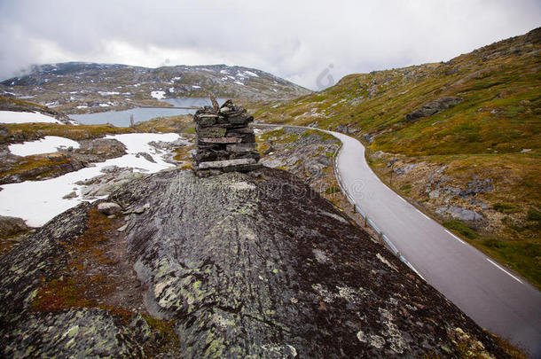 国家的旅行者路55索格尼菲耶尔斯韦根采用多雾的天气,norwegisc挪威的