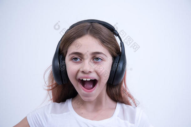 幸福的女孩收听的向音乐和耳机