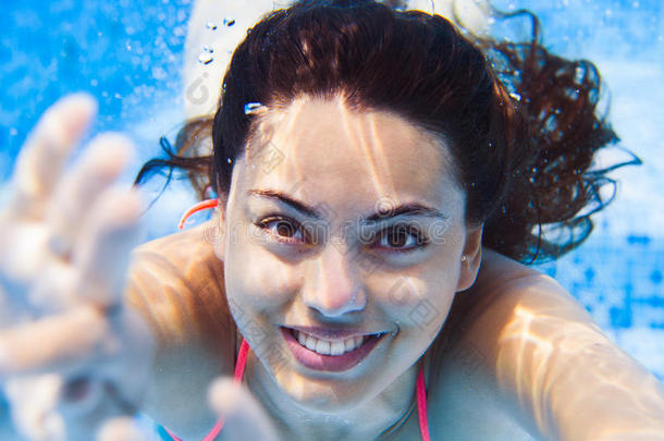 肖像年幼的微笑的女人游泳不褪色采用指已提到的人游泳