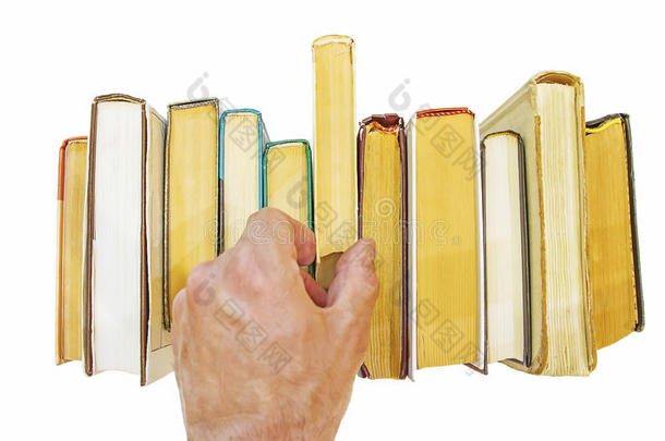 手关于男人拿书从架子隔离的向白色的
