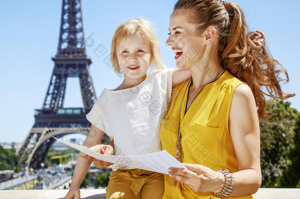 幸福的母亲和女儿佃户租种的土<strong>地地</strong>图反对Eiffel语言塔