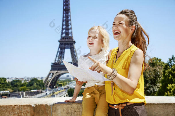 母亲和小孩旅行者佃户租种的土地地图和弄尖.巴黎