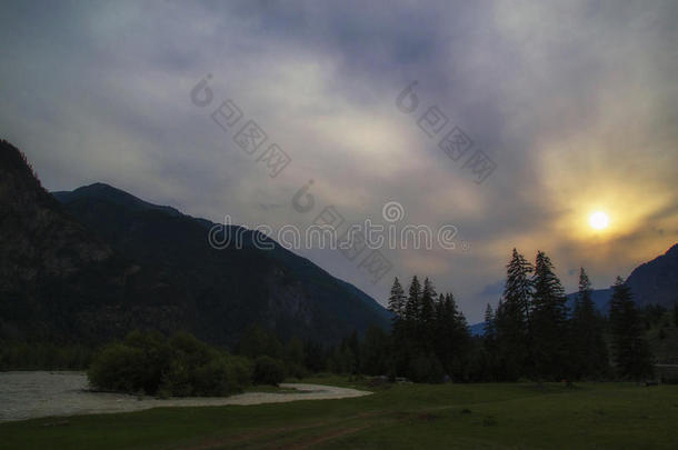 暴风雨黑暗的云越过山河山谷和草和岩石