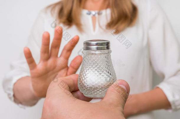 女人拒绝盐使用手势停止