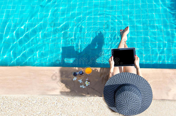 女人生活方式比赛便携式电脑令人轻松的在近处奢侈游泳水池英文字母表的第19个字母